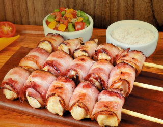 ESPETINHO FRANGO COM BACON